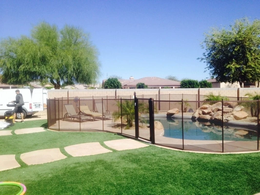 Mesh fencing with an open view